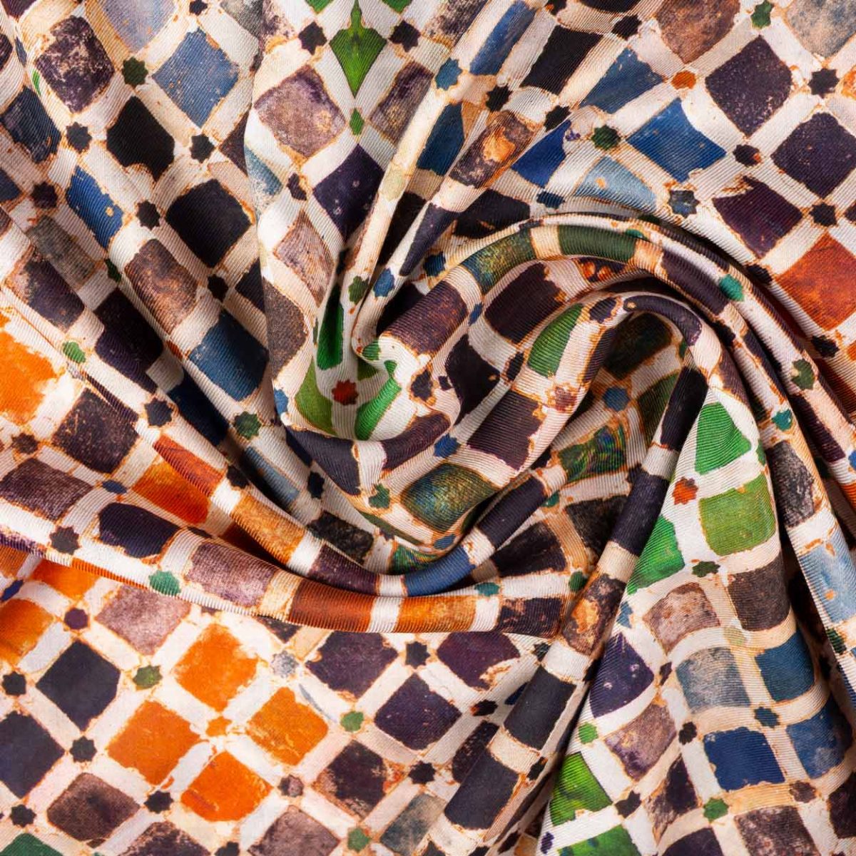 Detalle de pañuelo con estampado multicolor de mosaicos árabes