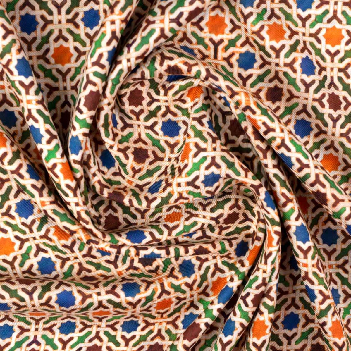 Detalle de pañuelo en tejido modal con estampado inspirado en los azulejos de marruecos