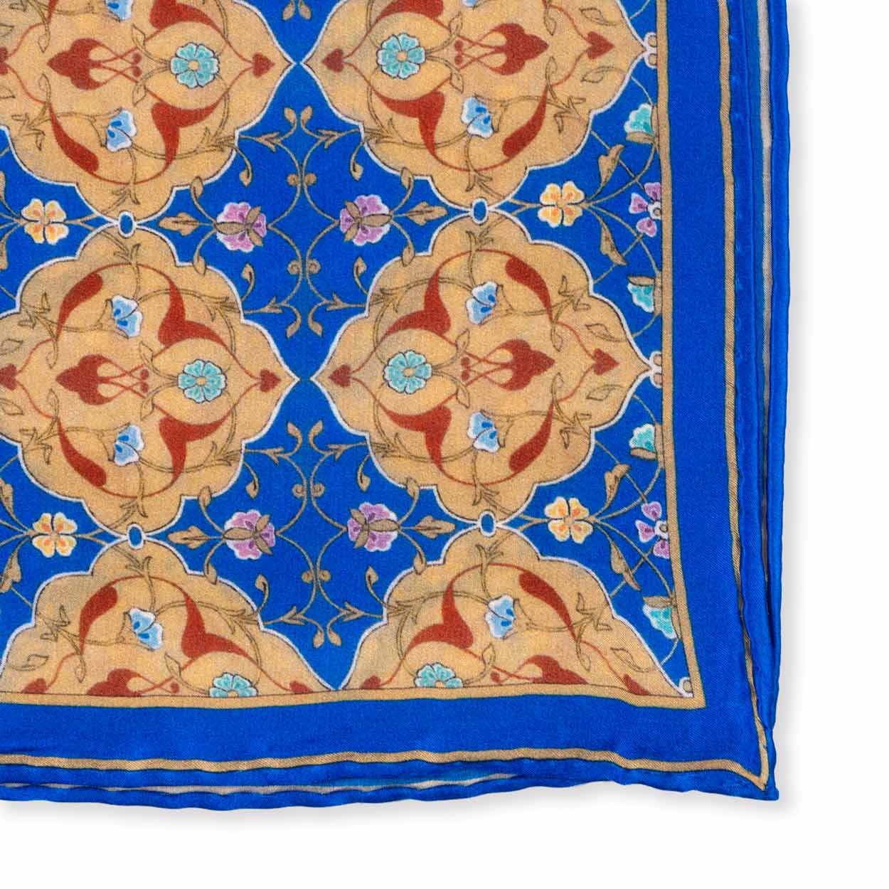 Detalle pañuelo de seda azul rojo y marrón