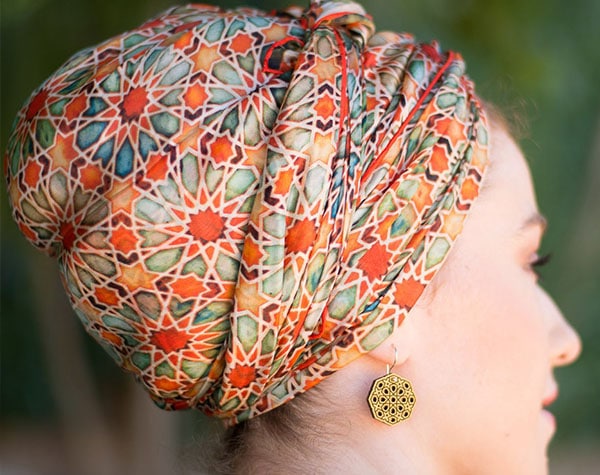 Mujer con pañuelo en la cabeza naranja