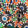 Detalle de pañuelo verde y naranja inspirado en mosaicos árabes