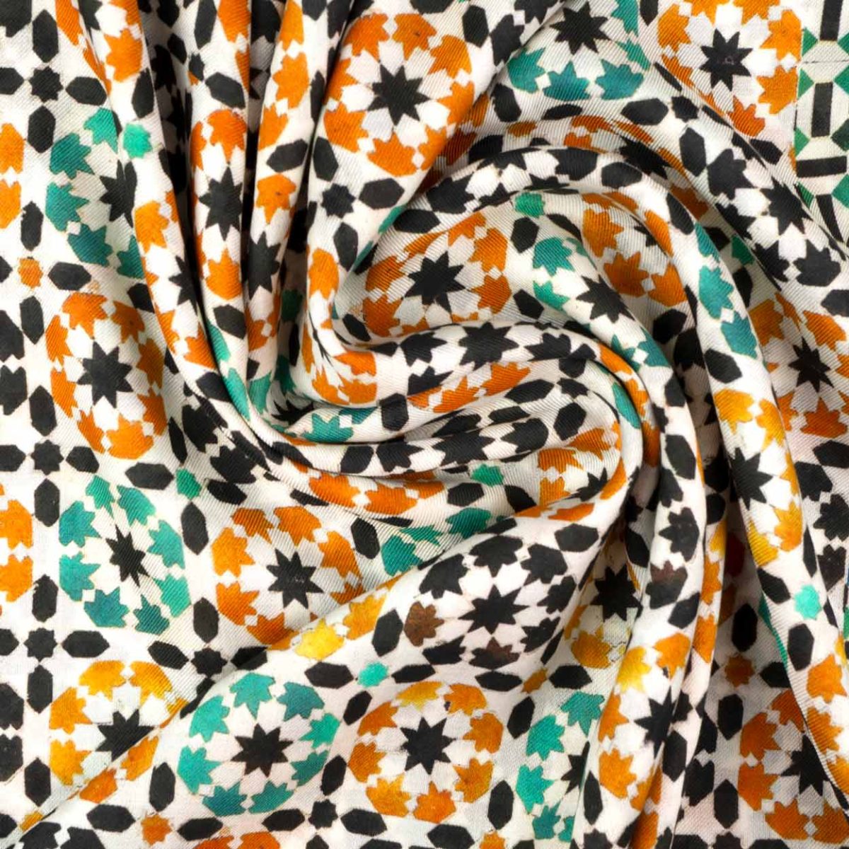 Detalle de fular verde y naranja inspirado en las geometrías islámicas