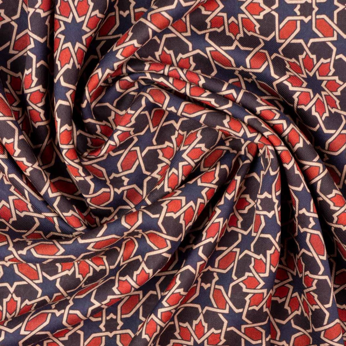 Detalle de pañuelo de tejido modal con estampado azul y rojo