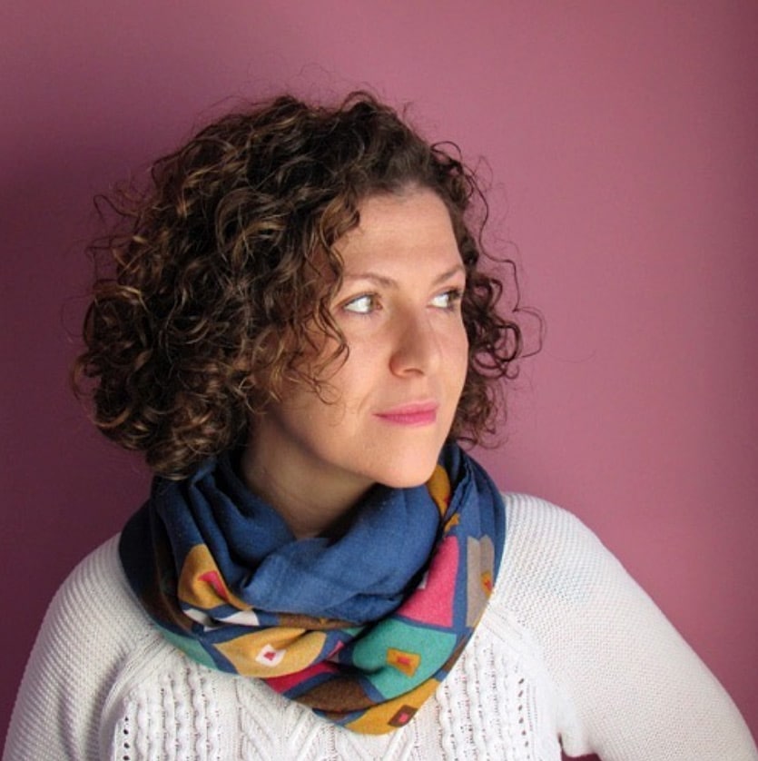 Raquel Montoya, la artista que ha diseñado nuestra nueva colección de pañuelos