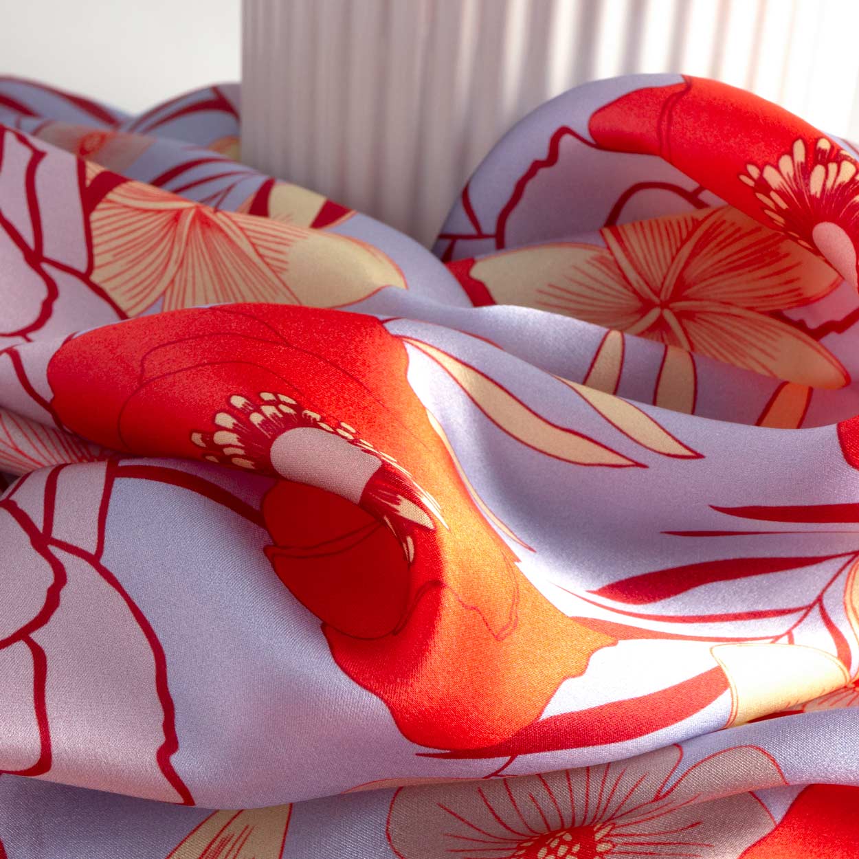 Detalle de pañuelo de seda con estampado de lores azules y rojas