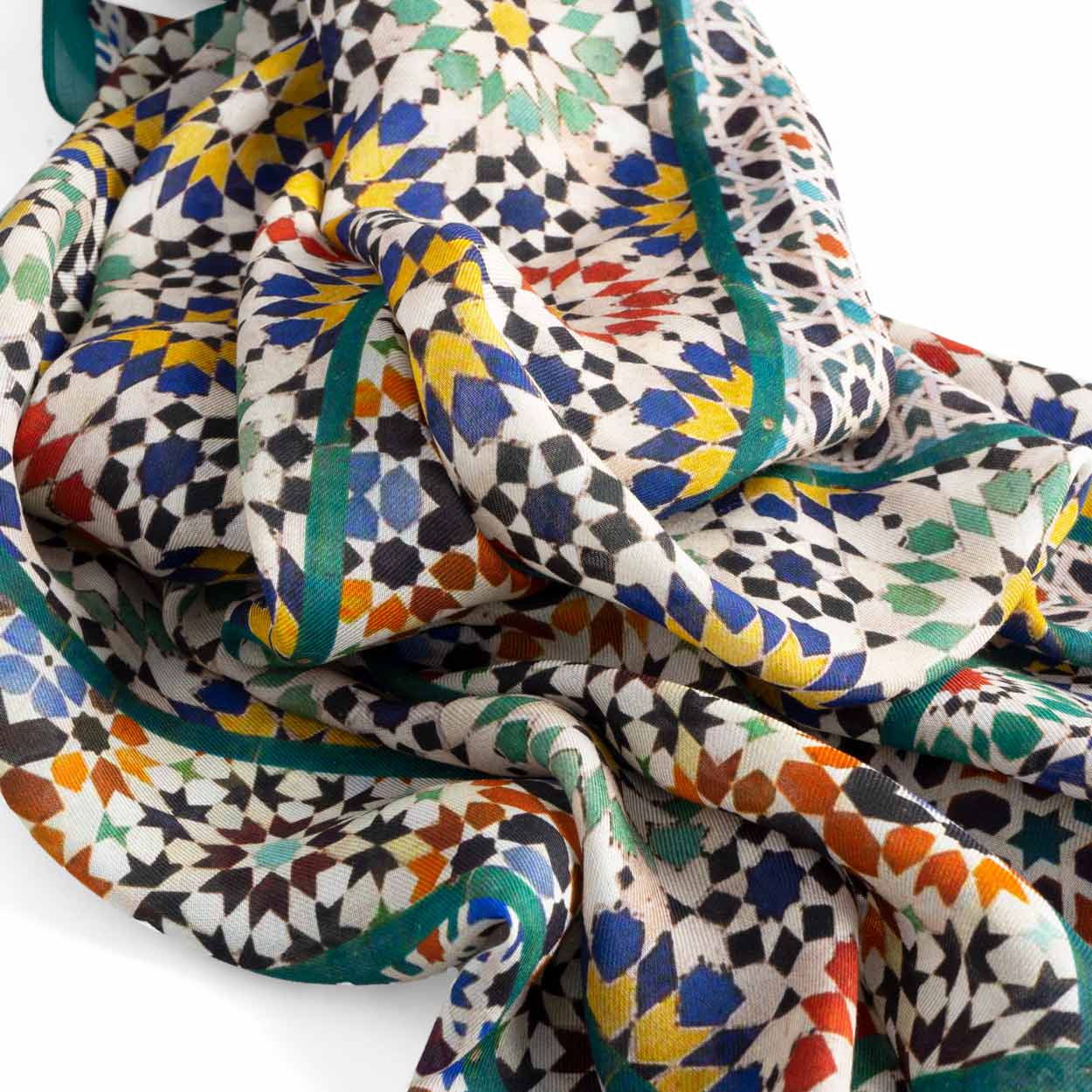 Detalle de pañuelo para mujer con estampado multicolor