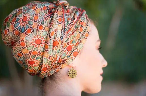 Mujer con pañuelo naranja en la cabeza